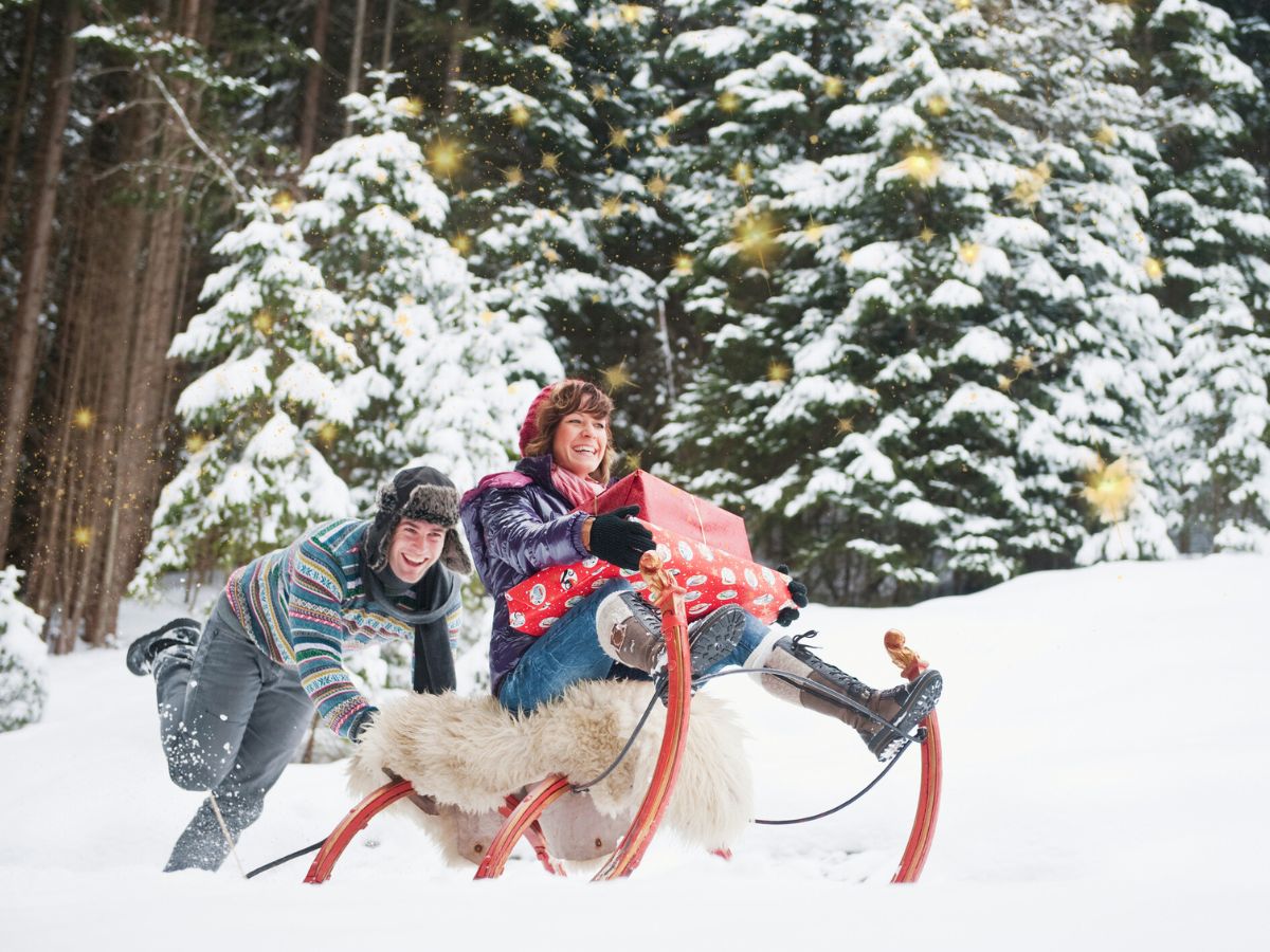 szánkózó pár tél