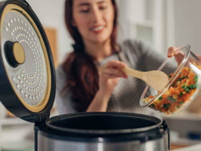 nő főz konyha lassúfőző