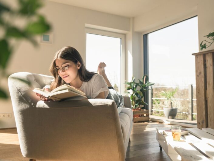 olvasás nő olvas könyvet