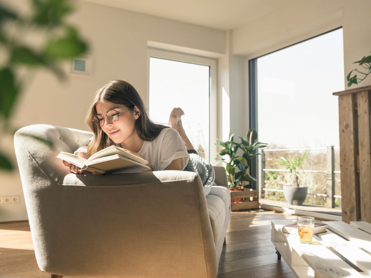 olvasás nő olvas könyvet