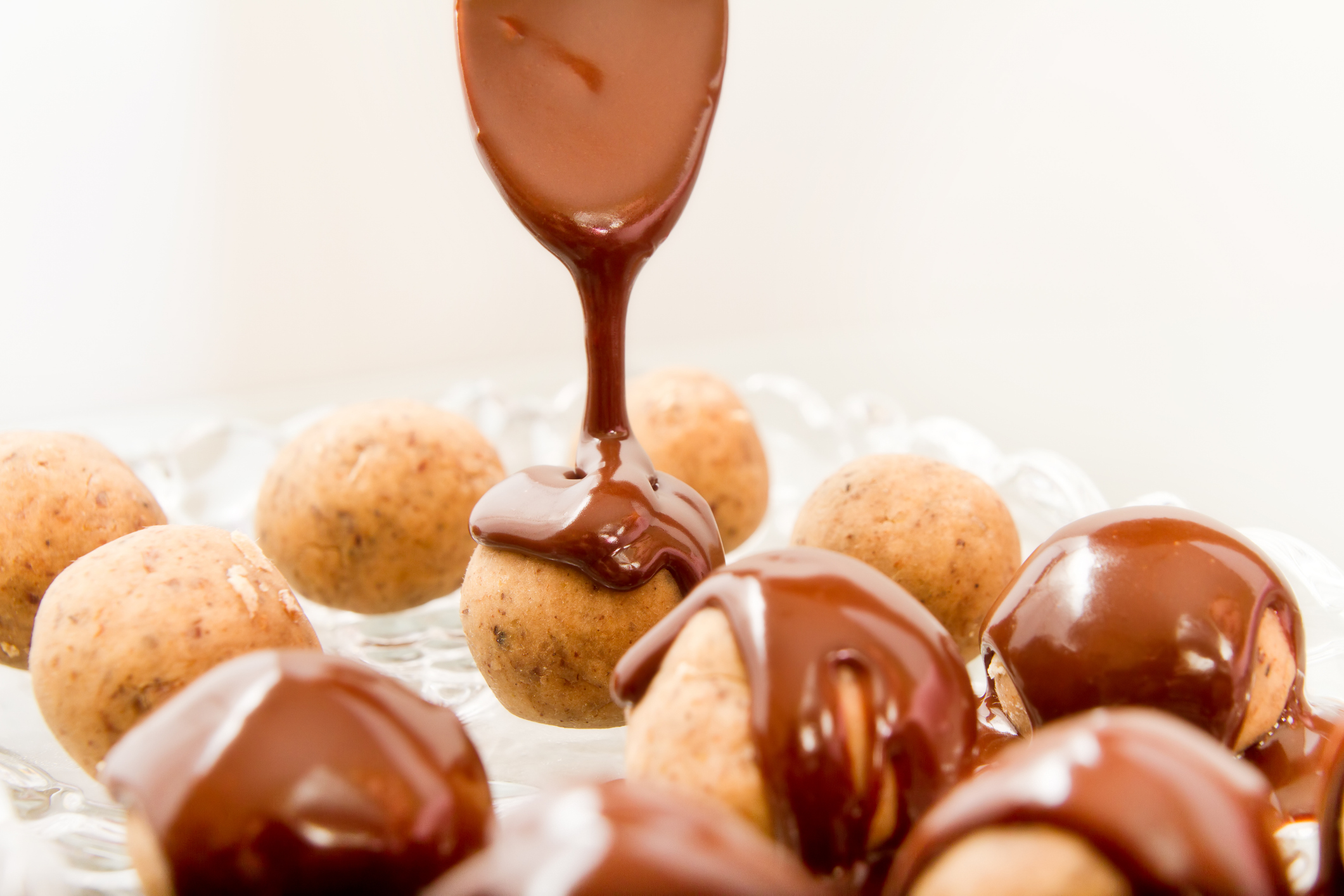 Dipping the chocolate over chestnut puree balls - Nők Lapja - Nők Lapja csoki