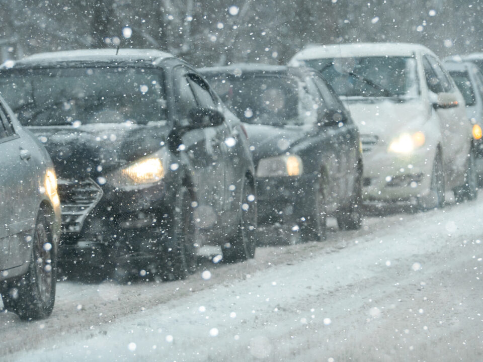 Traffic jam on a city street in winter - Nők Lapja