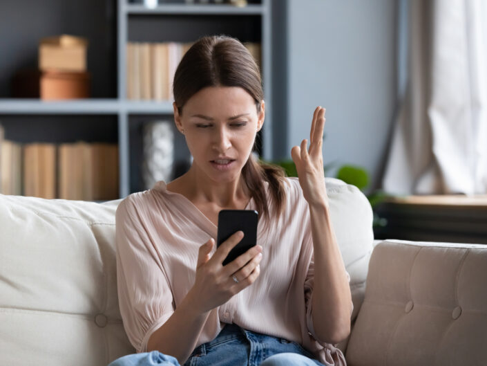 nő mérges a mobiljára