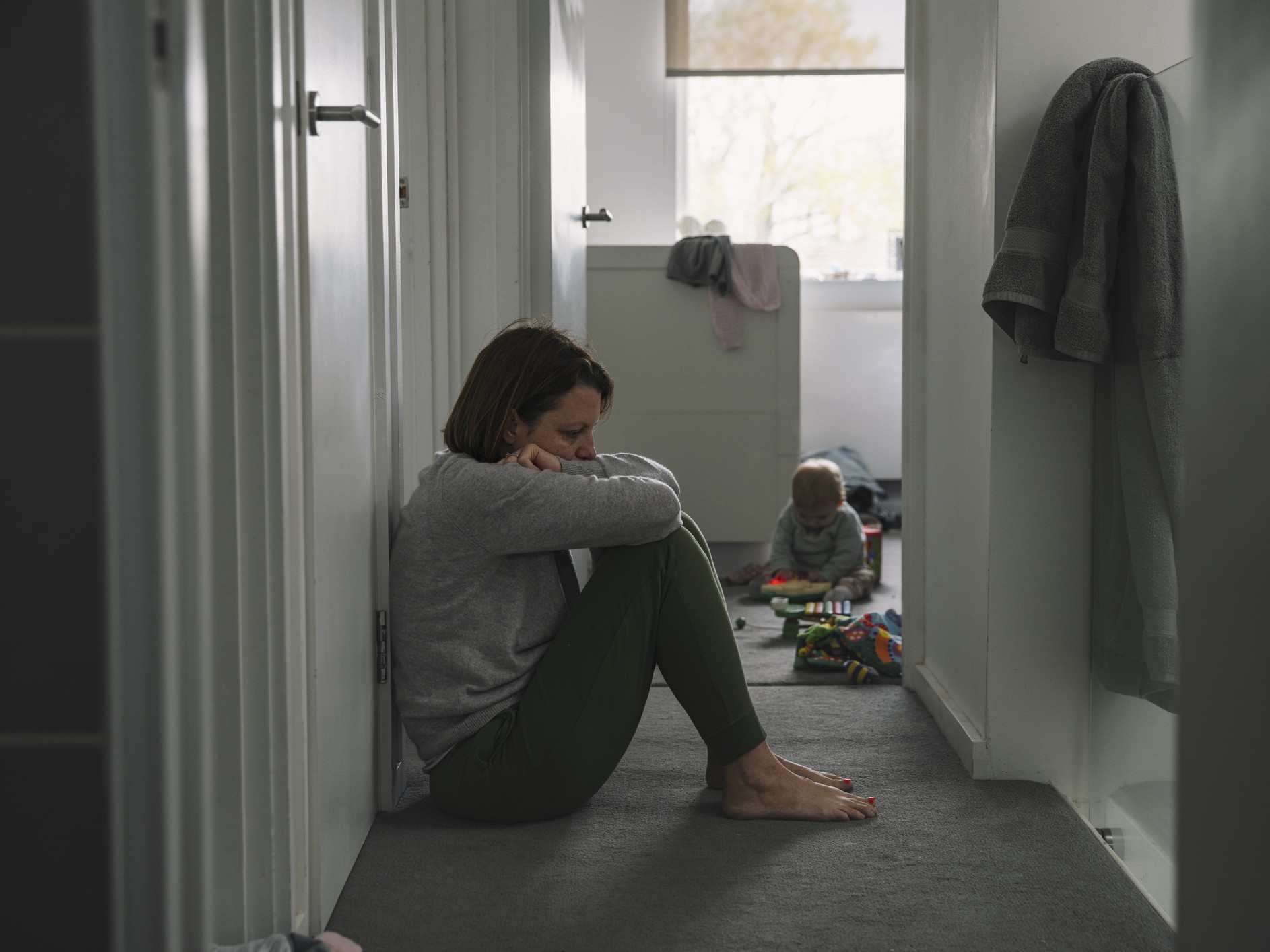 szomorú kisgyerekes szülő