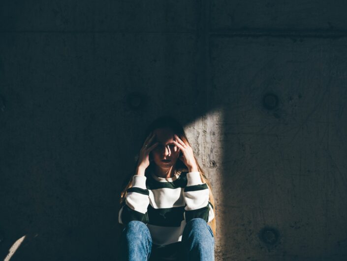 szomorú nő árnyékban