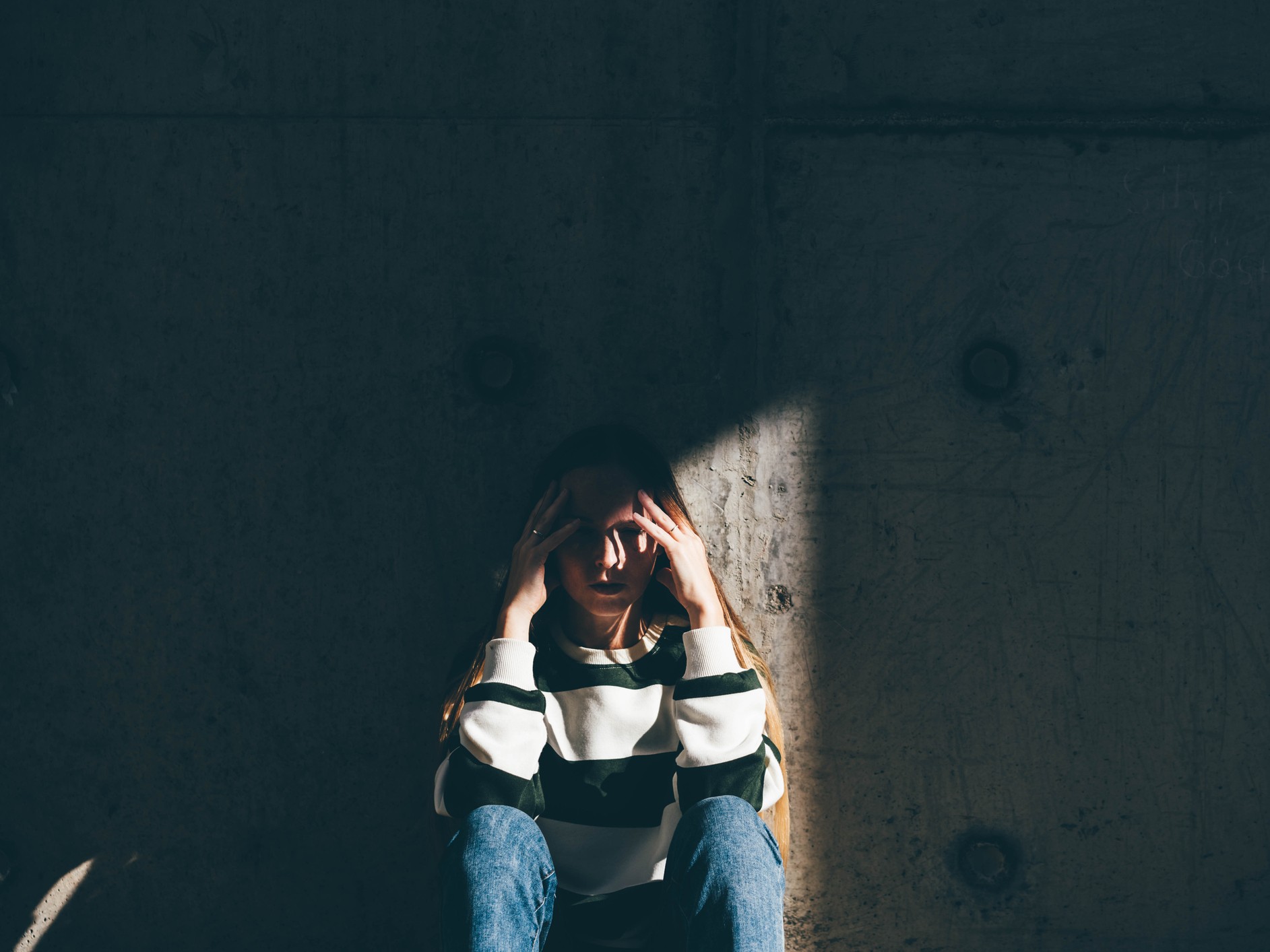 szomorú nő árnyékban