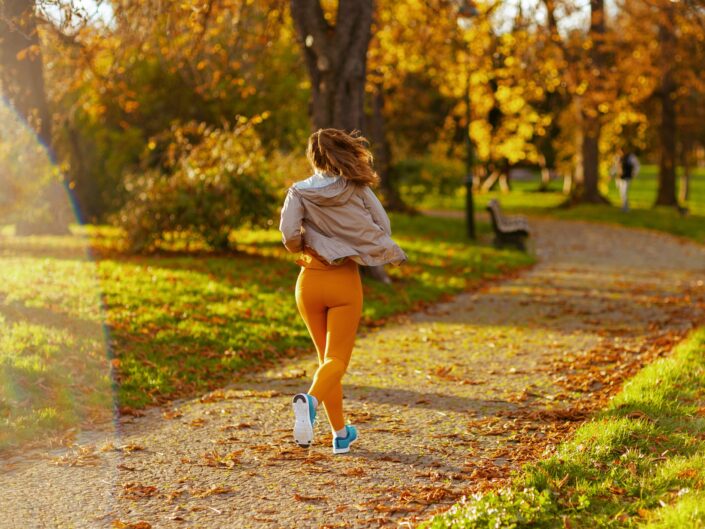 nő edz ősszel