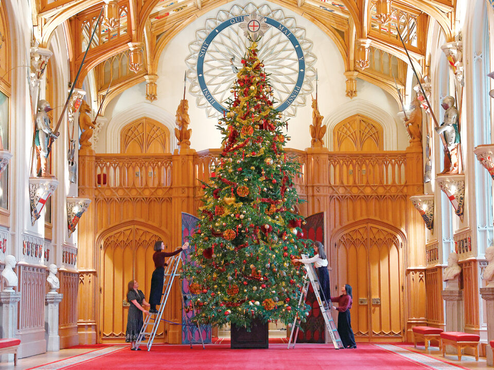 Windsorban több látványos karácsonyfát is állítanak