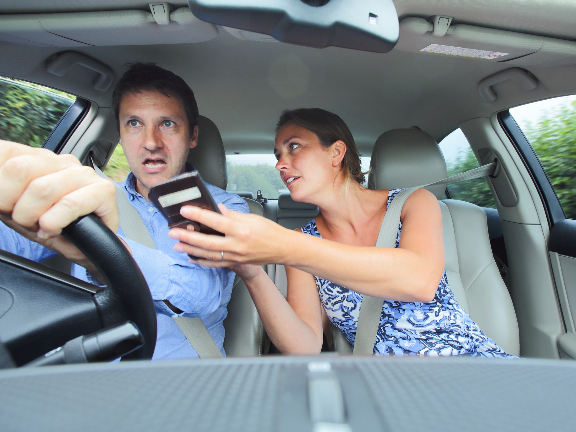 pár veszekszik egy autóban