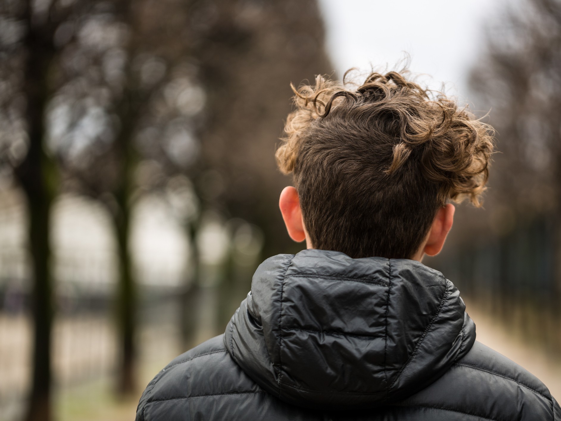 kamasz fiú hátulról