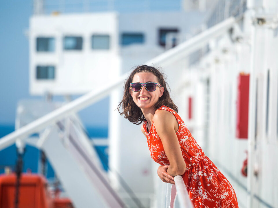 a-woman-is-sailing-on-a-cruise-ship-a-girl-is-sta-2025-10-16-22-08-55-utc - Nők Lapja