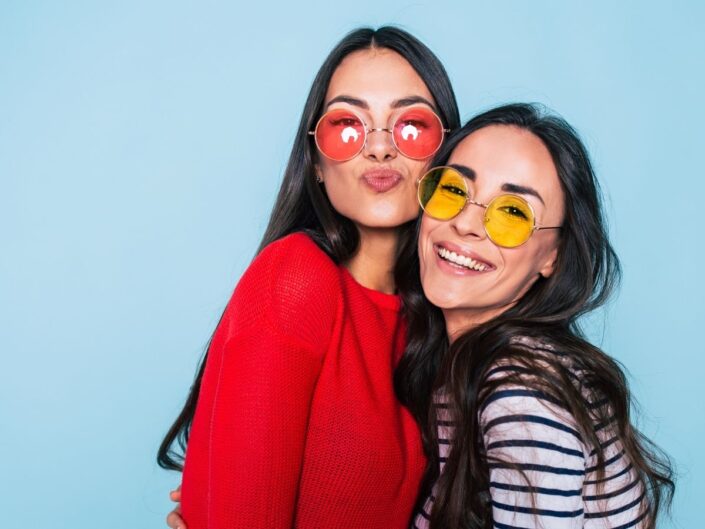 két barátnő pózol napszemüvegben