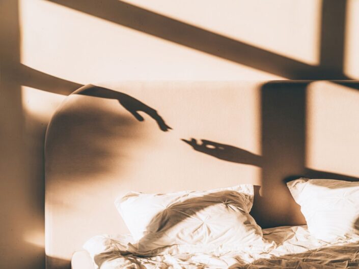 két kéz árnyék ágy fény