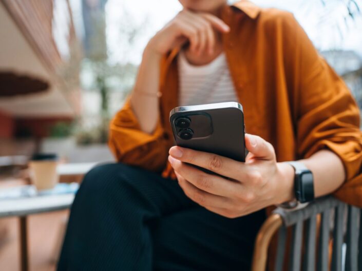 fiatal nő otthon asztal telefon