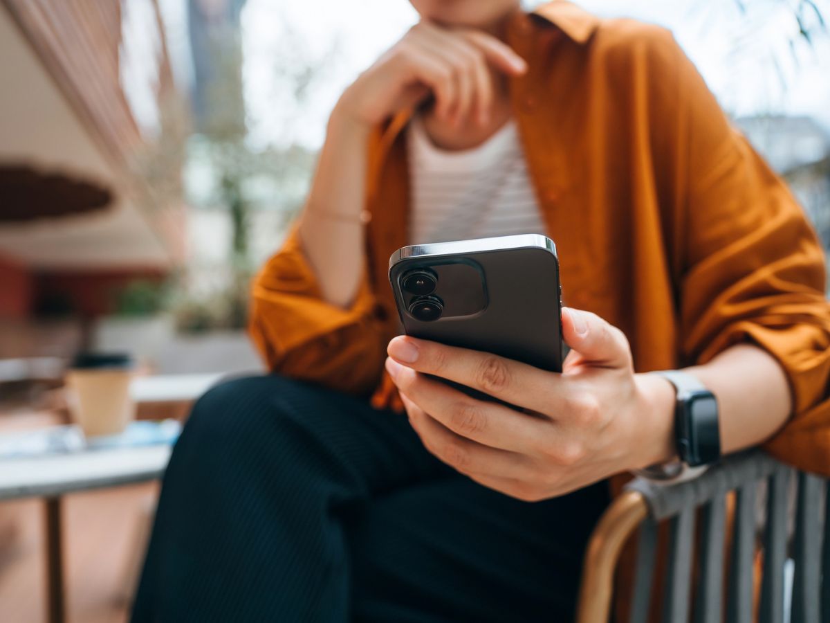 fiatal nő otthon asztal telefon