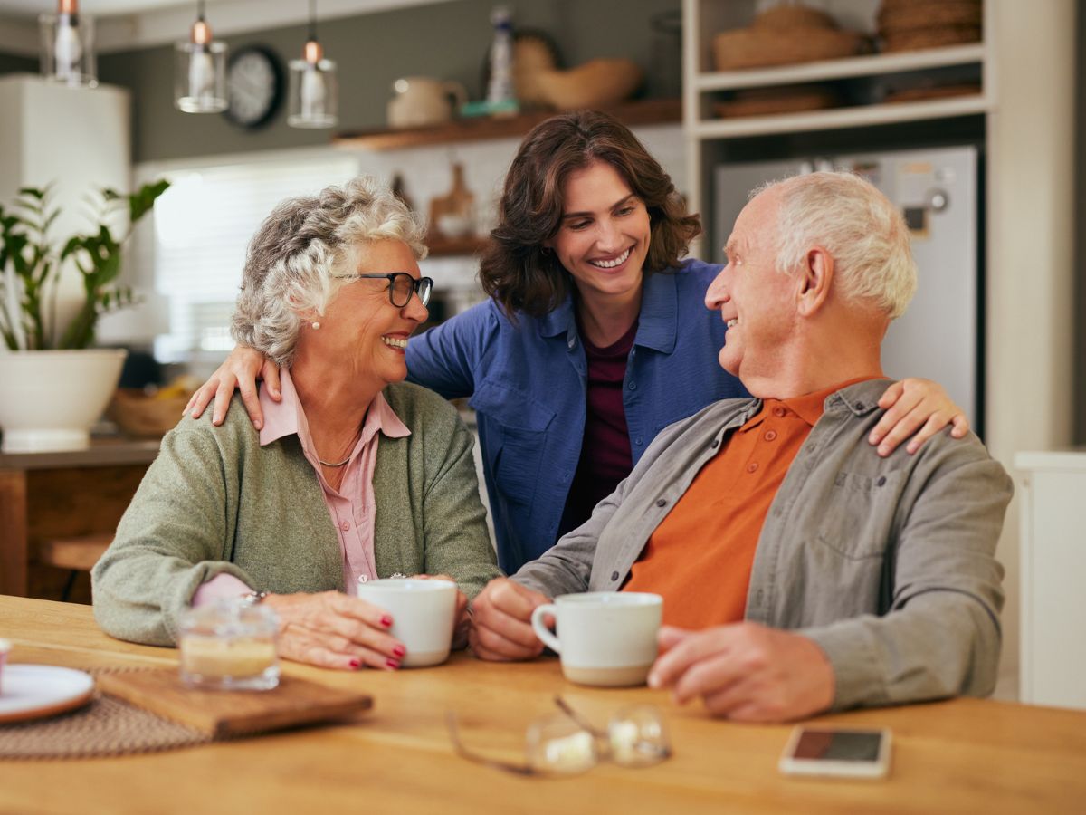 idős nő férfi fiatal nő konyha otthon asztal kávé