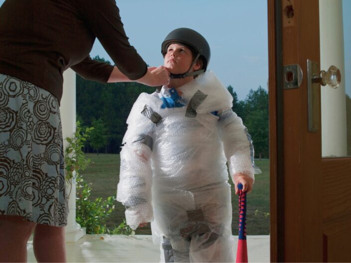 helikopter túlóvó túéféltő szülő gyerek buborékfólia