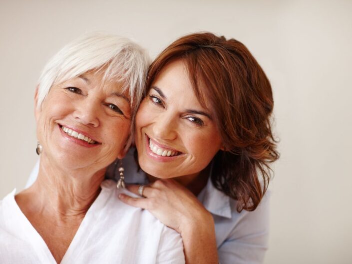 idős és fiatal nő