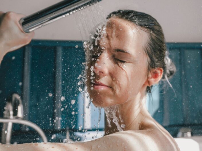 zuhanyzás nő napfény