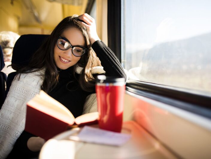 olvasás könyv vonat