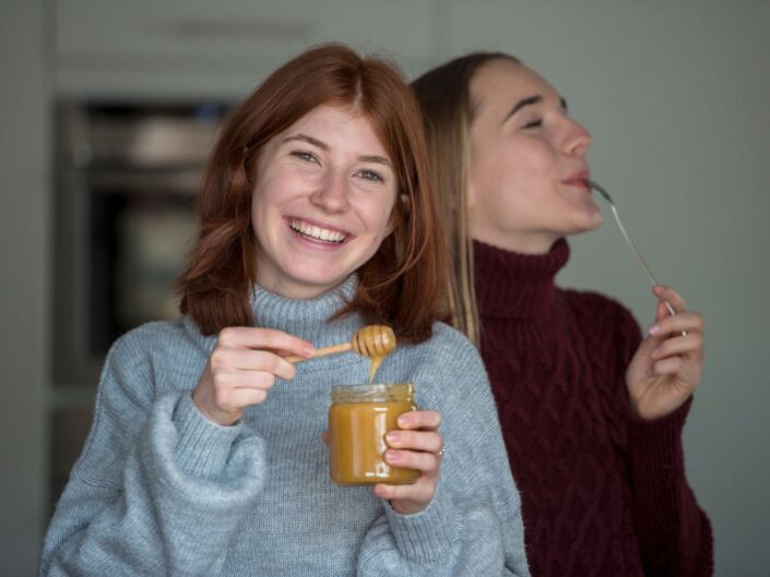 fiatal nők méz nevetés