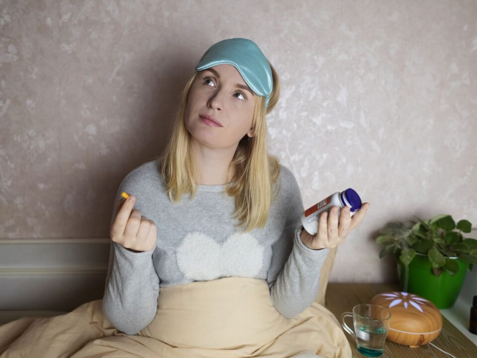 melatonin-hosszu-tavu-kockazat - Nők Lapja nő alvás előtt tablettát vesz be