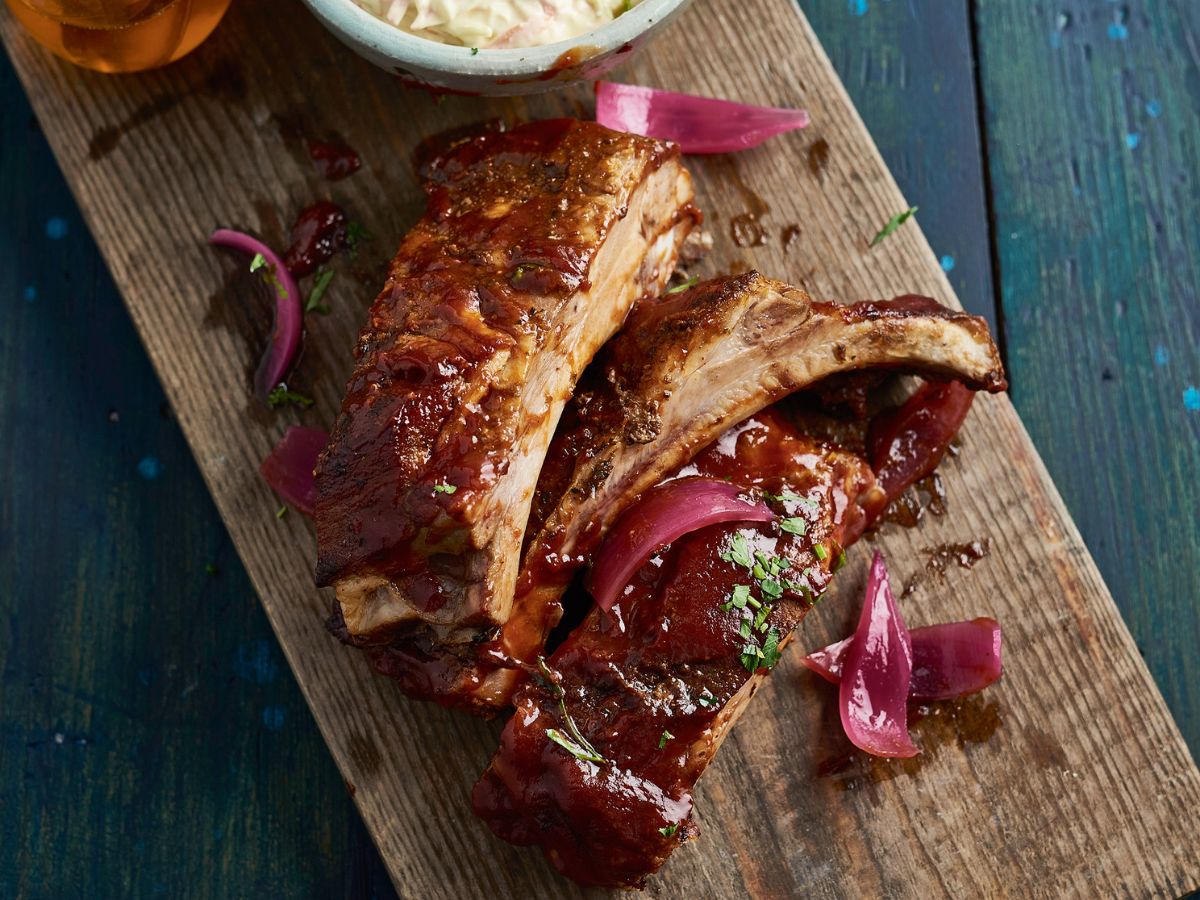 Mézes oldalas BBQ-szósszal és káposztasalátával