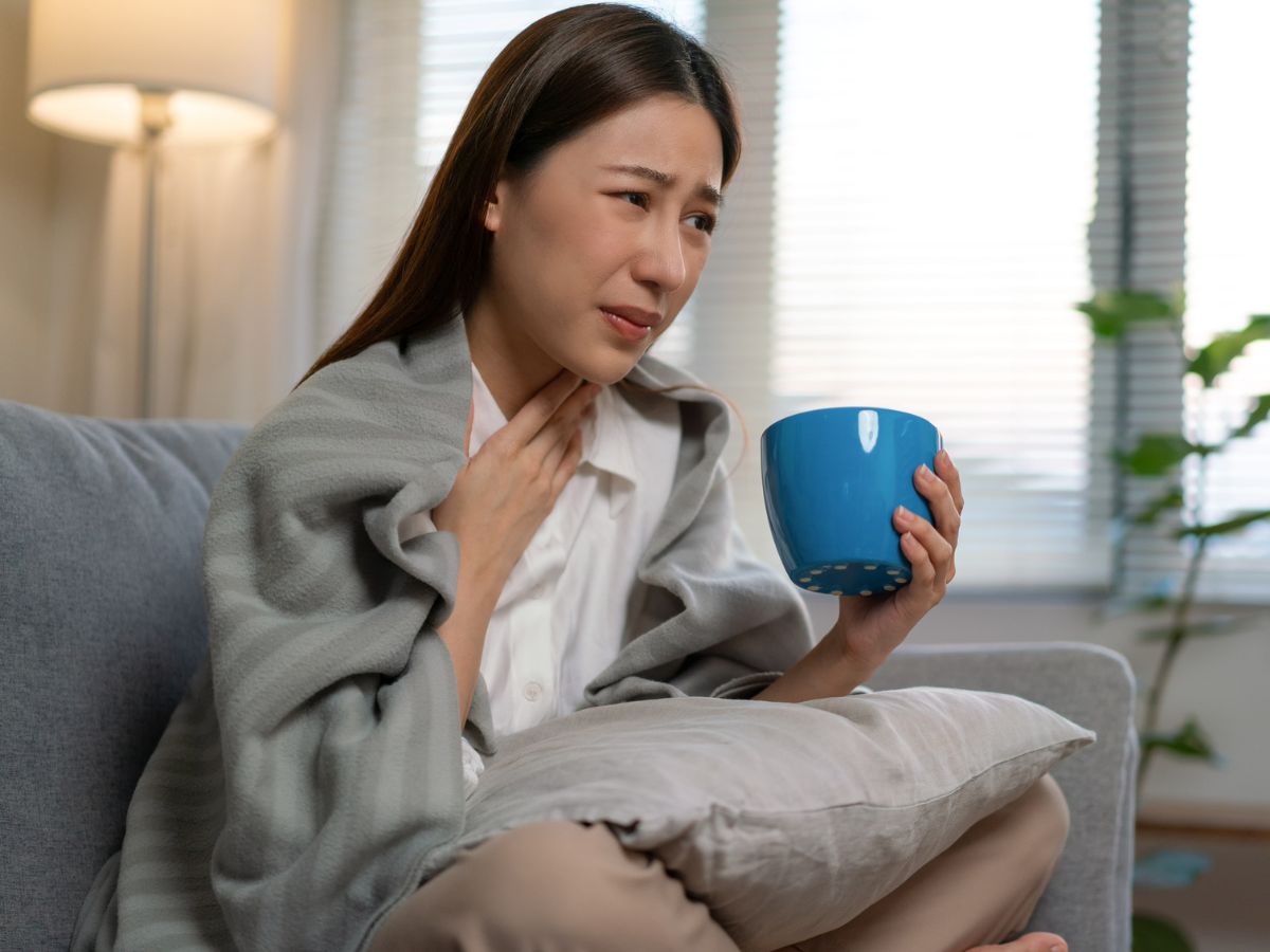 fiatal nő otthon torokfájás bögre tea beteg