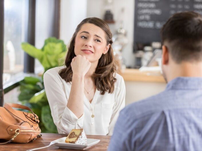 nő meglepve nézi férfit