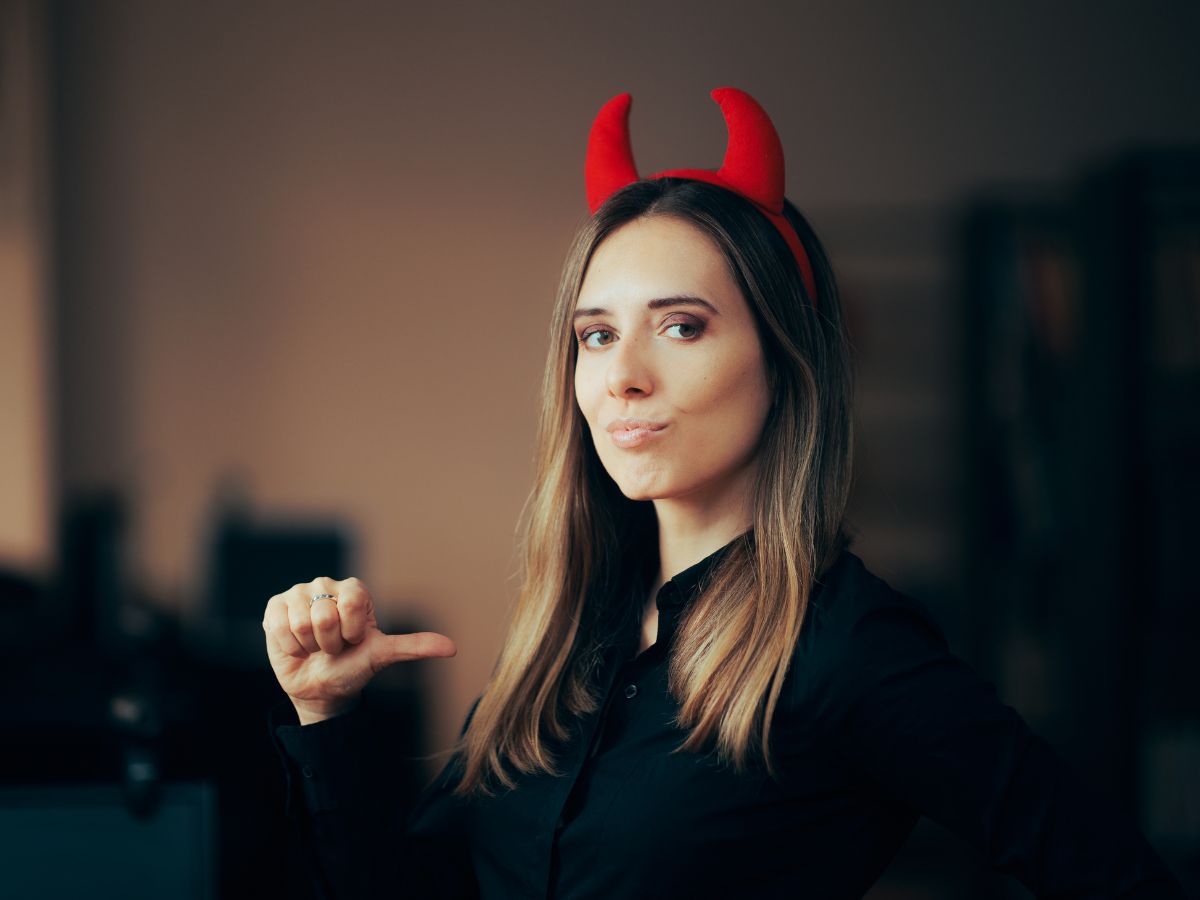 nő ördögszarvval a fején