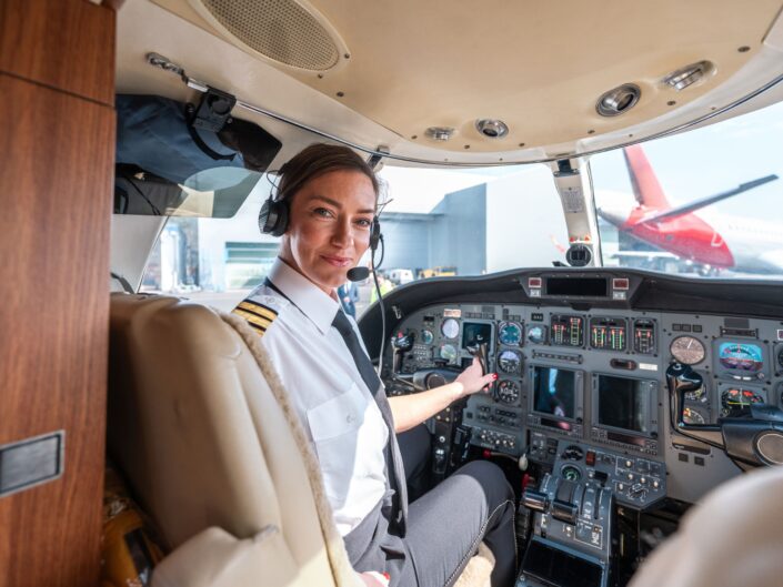 női pilóta repülőgép