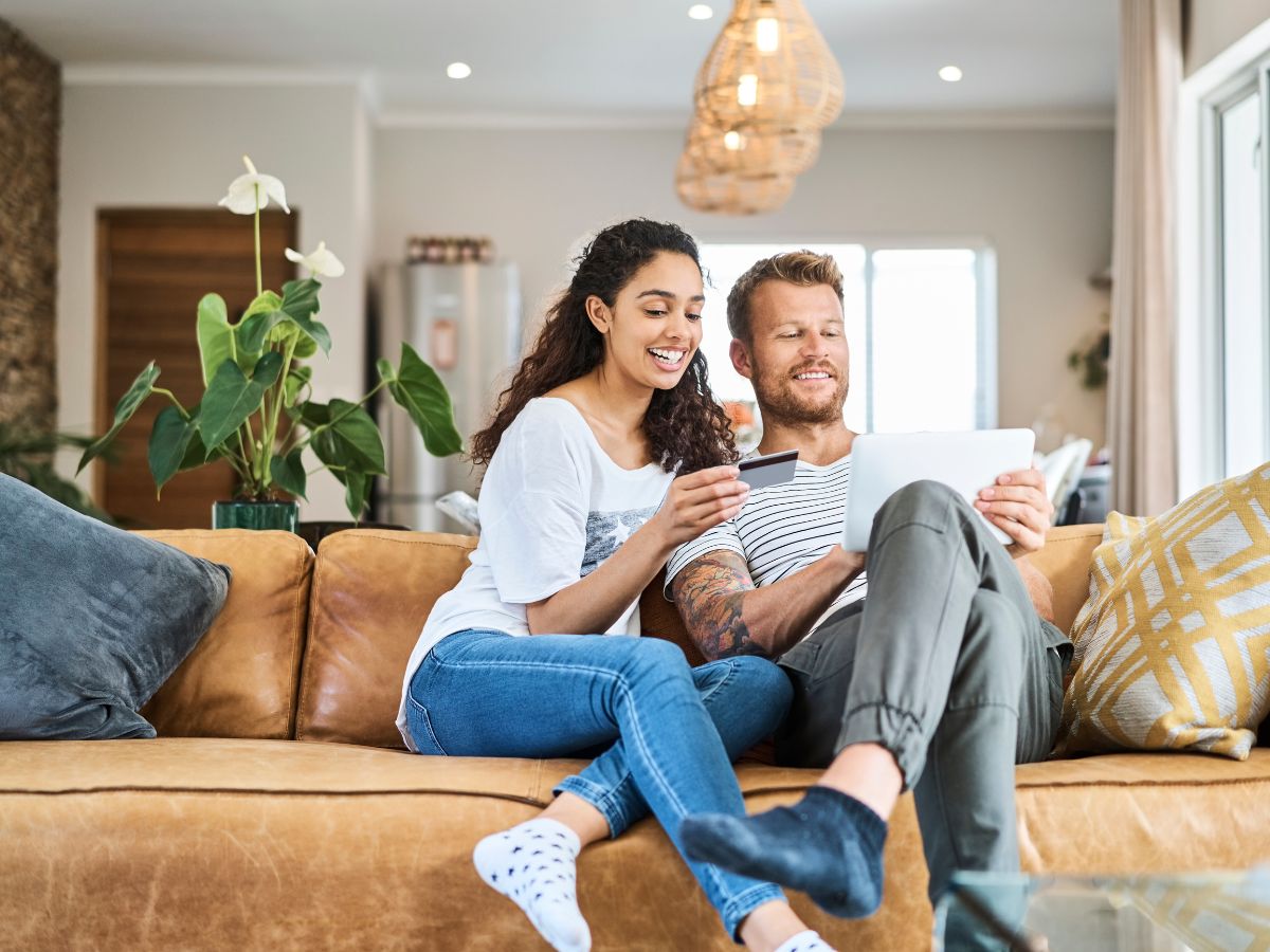 boldog pár a kanapén