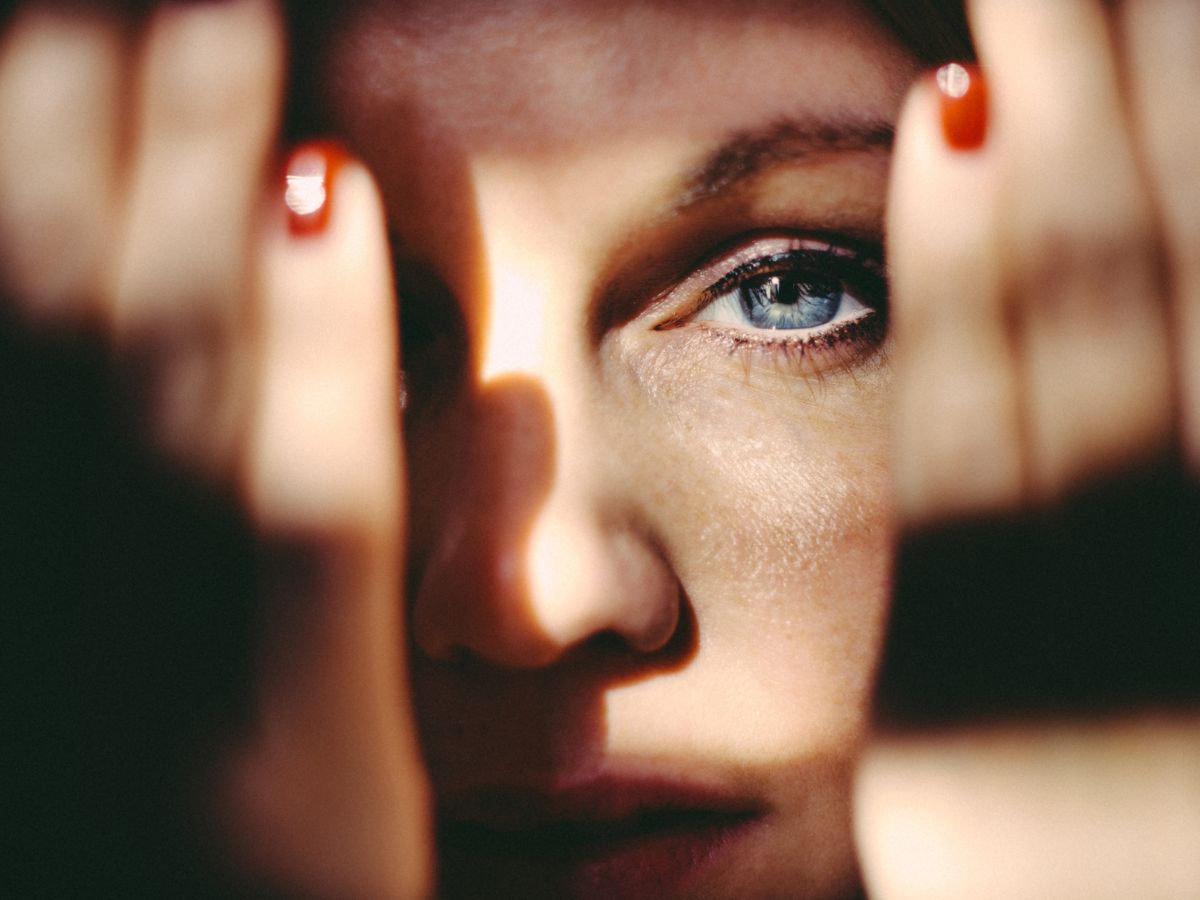 fiatal nő arc szem kezek közeli