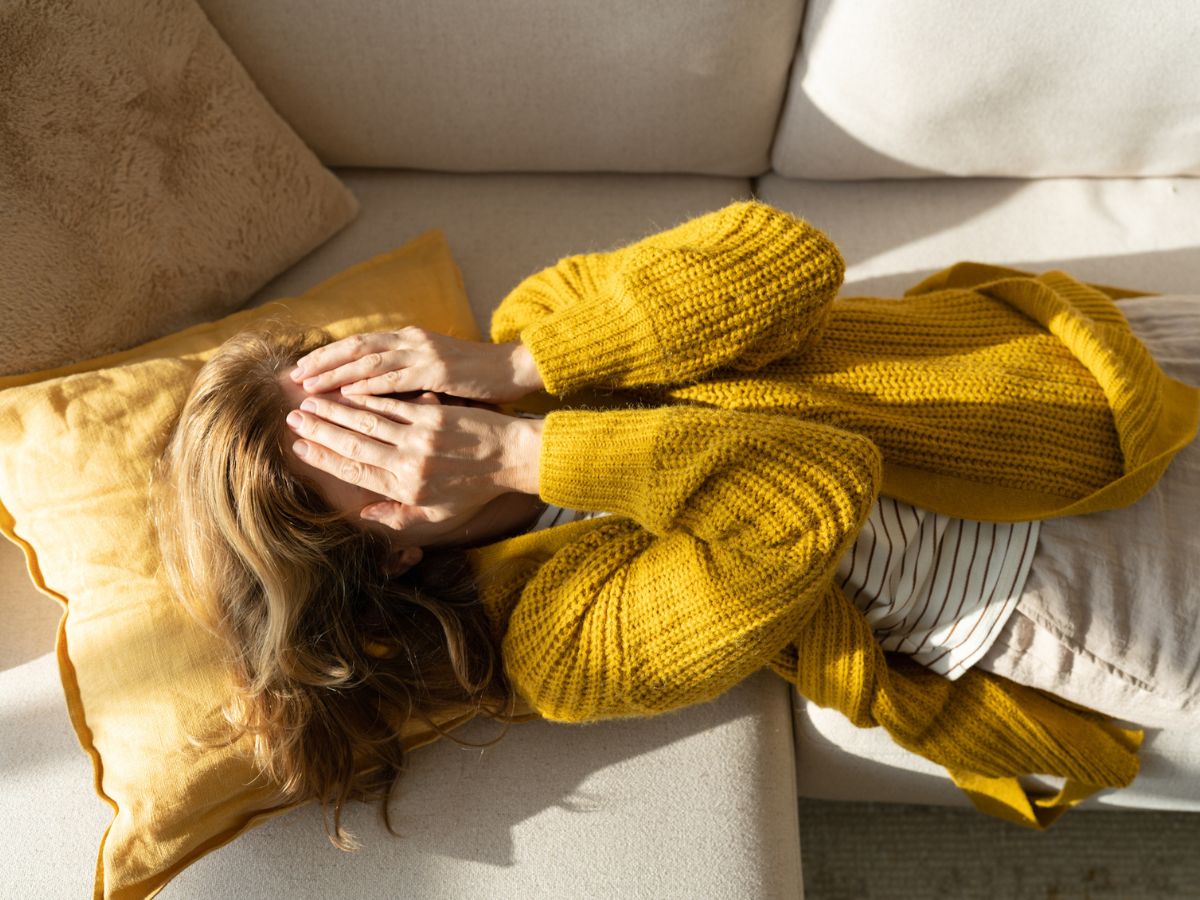 fiatal nő otthon kanapé fekvés szorongás stressz