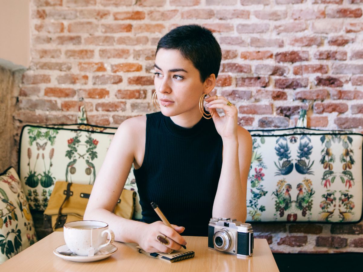 nő ül az asztalnál