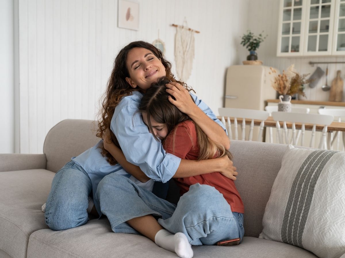 anya öleli lányát