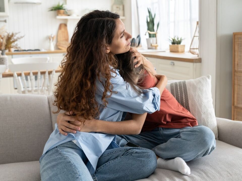 anya öleli gyerekét