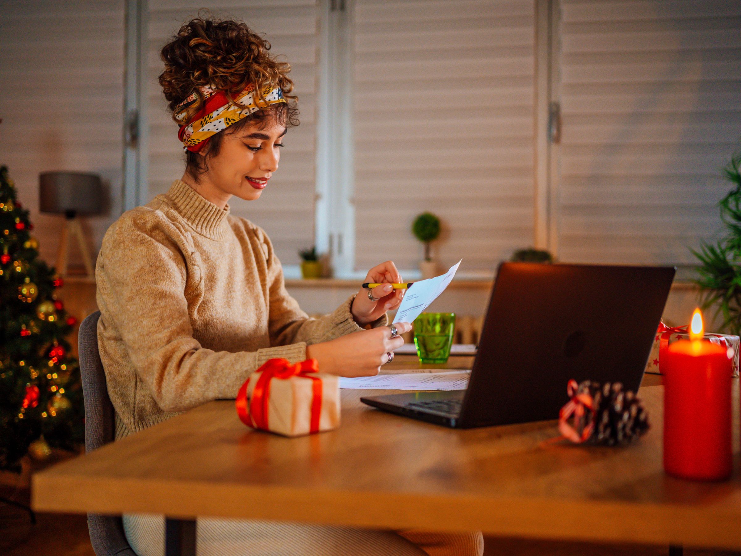 fiatal nő otthon asztal számítógép ünnepek