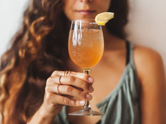 fiatal nő pohár citrom ital