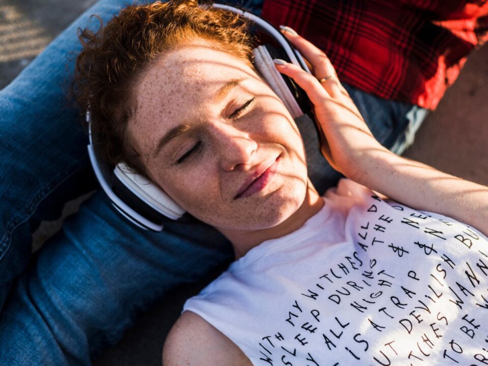 fiatal nő zenét hallgat