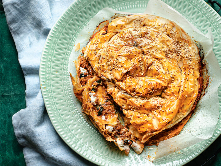 Spenótos, fetás, paradicsomos húsraguval töltött rétestekercs