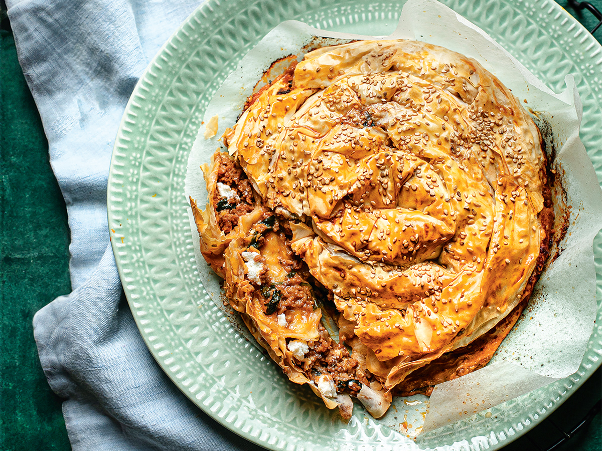 Spenótos, fetás, paradicsomos húsraguval töltött rétestekercs