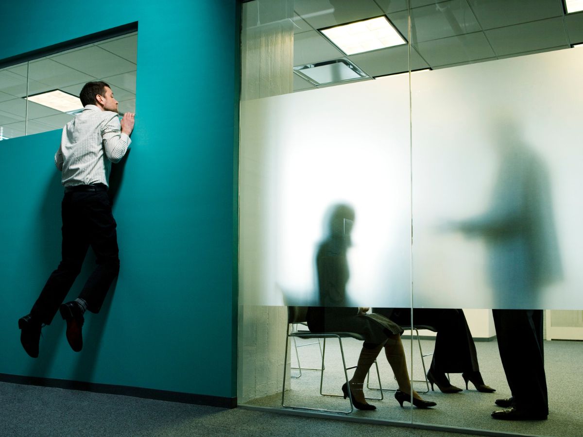 munkahely kémkedés megbeszélés ablak leselkedés