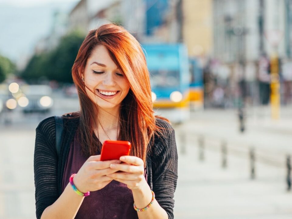 7-uzenet-amibol-tudod-szerelmes-partner - Nők Lapja nő nézi a telefonját