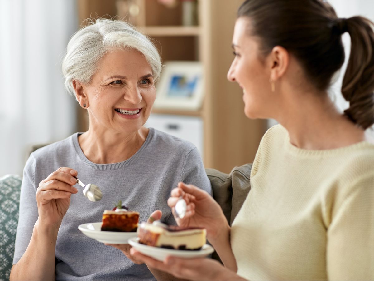 idős és fiatal nő sütit eszik