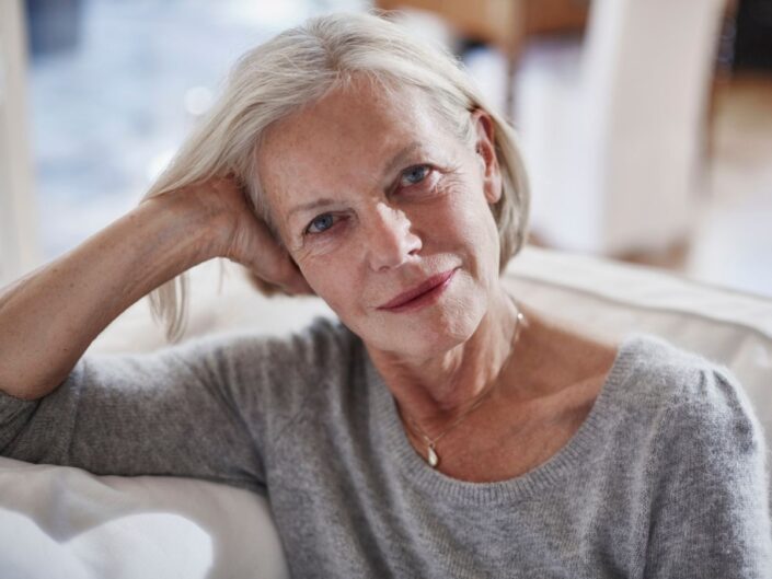 középkorú nő ősz haj mosoly