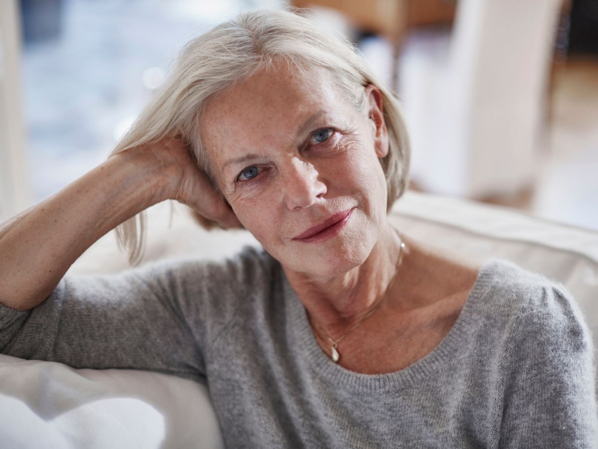 középkorú nő ősz haj mosoly