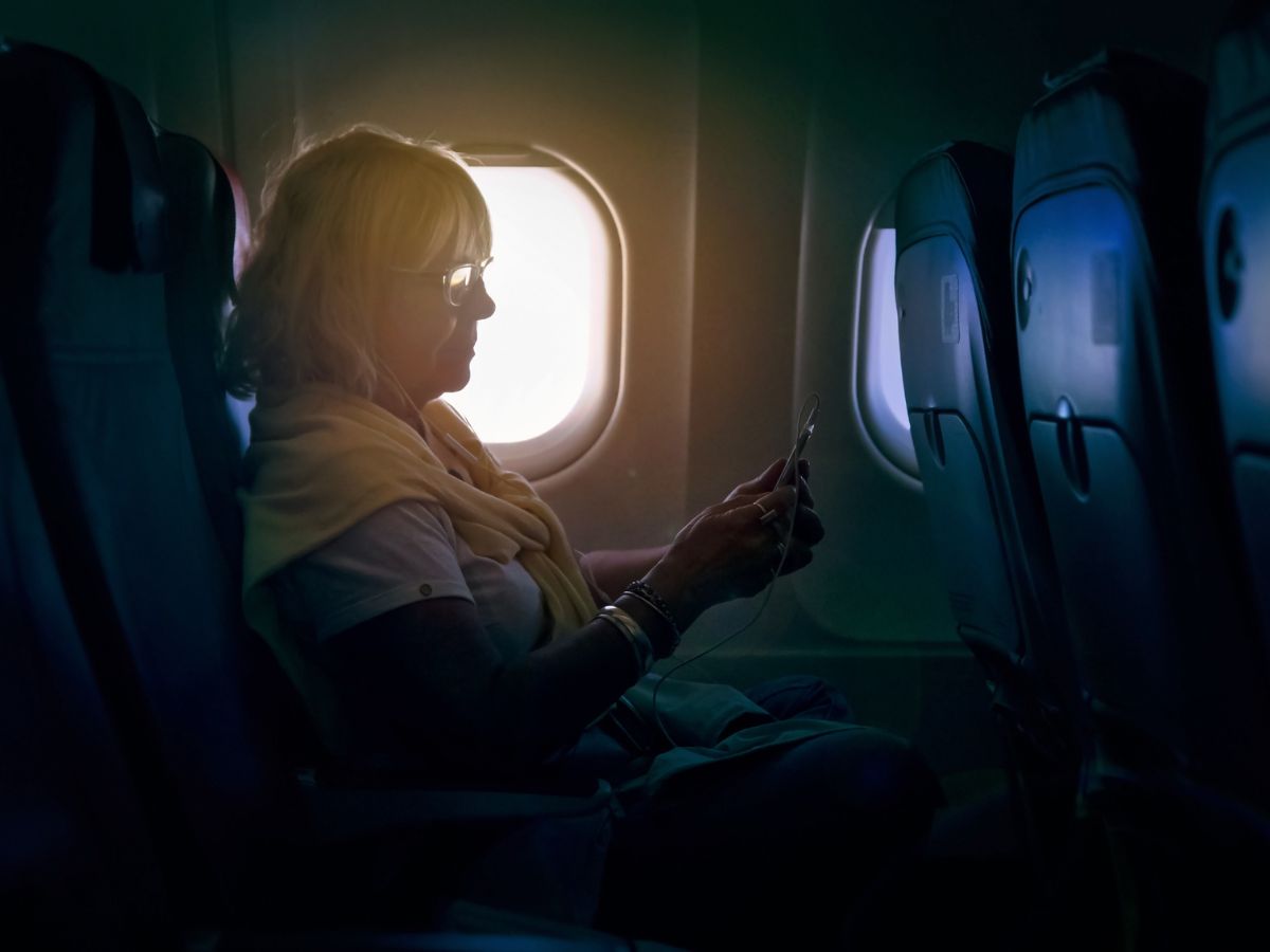 repülő középkorú nő ablak fény