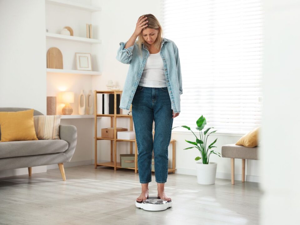 aggódó nő mérlegen