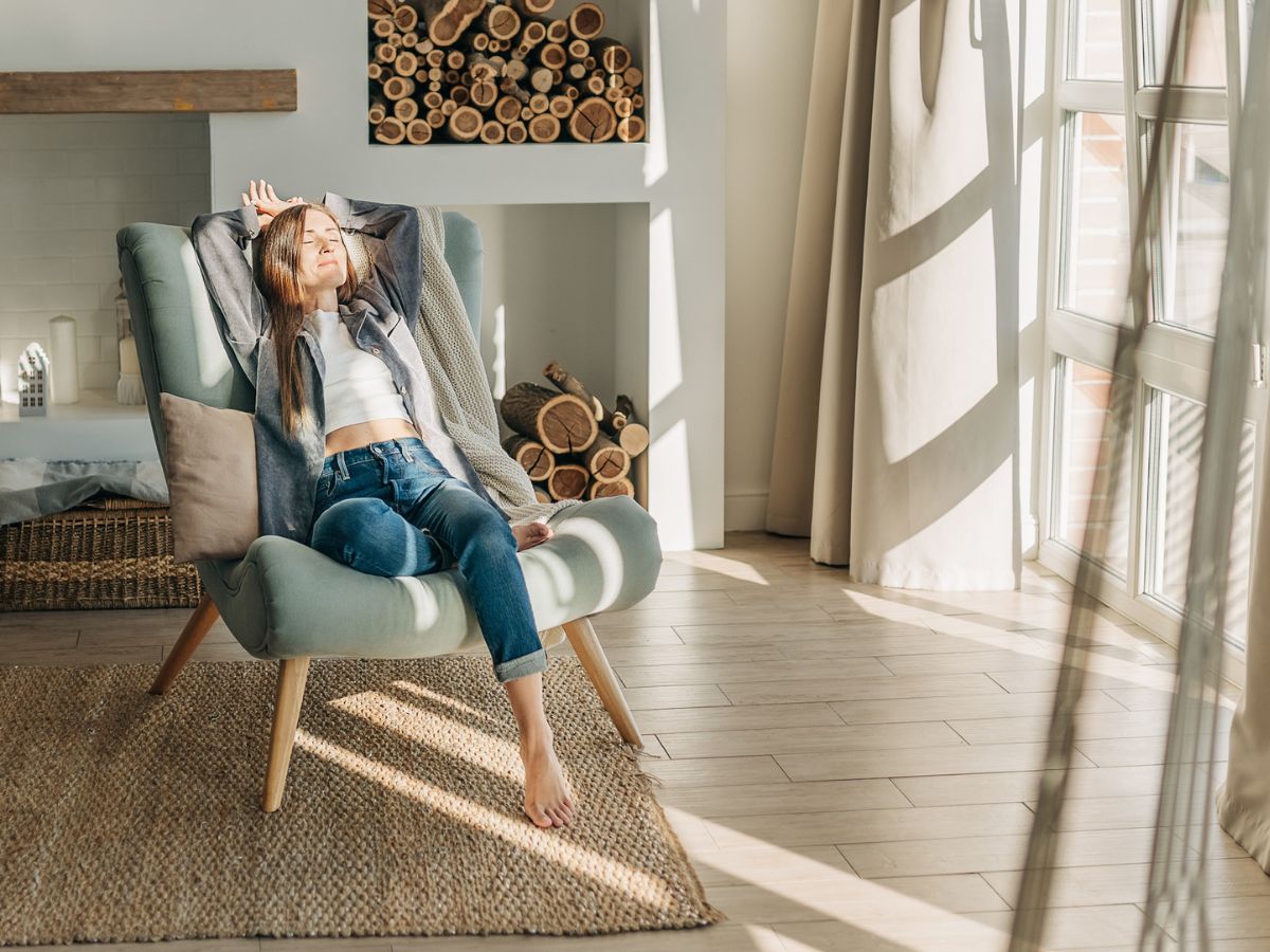 pihenő nő rendezett szobában